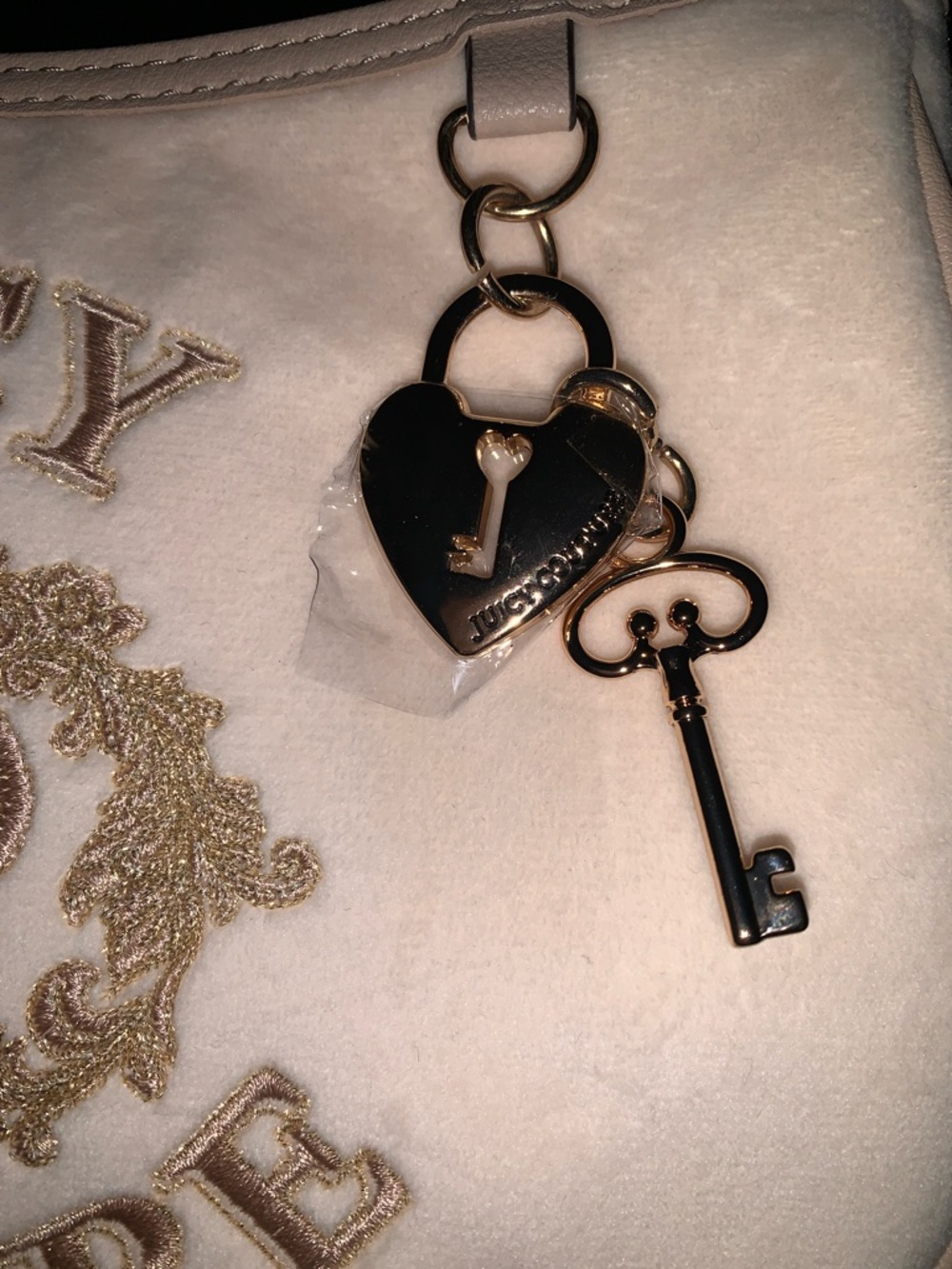 ๐- Juicy Couture Soft White Shoulder Bag with Gold Embroidered Crest - Picture 5 of 14